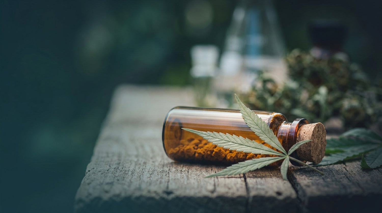 11-Hydroxy-THC (T11HC): braunes Fläschchen liegt neben Cannabisblatt auf dem Tisch